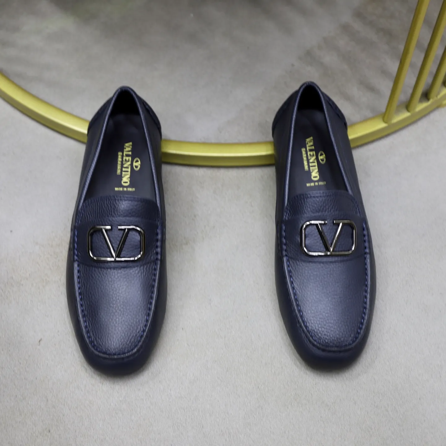 Men's shoes: 640💰VALENTINO, made of imported cowhide with imported water-dyed cow lining, iconic hardware and iconic wear-resistant outsole. 38-45 (customized at 45) VALENTINO packaging All orders enjoy the brand’s iconic product packaging